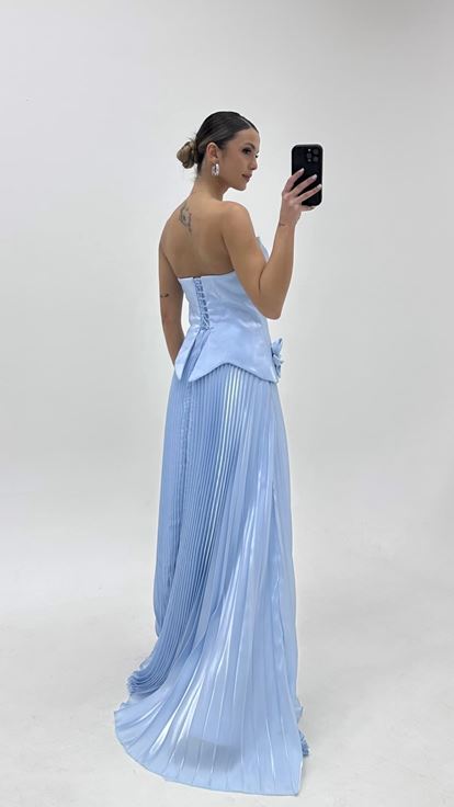 فستان سهرة أزرق مزين بنقوش زهرية من الساتان المطوي