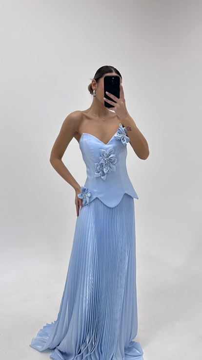 فستان سهرة أزرق مزين بنقوش زهرية من الساتان المطوي