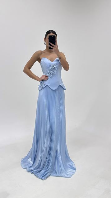 Blaues geblümtes plissiertes SatinAbendkleid