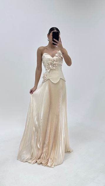 Abito da sera in raso plissettato con motivo floreale beige