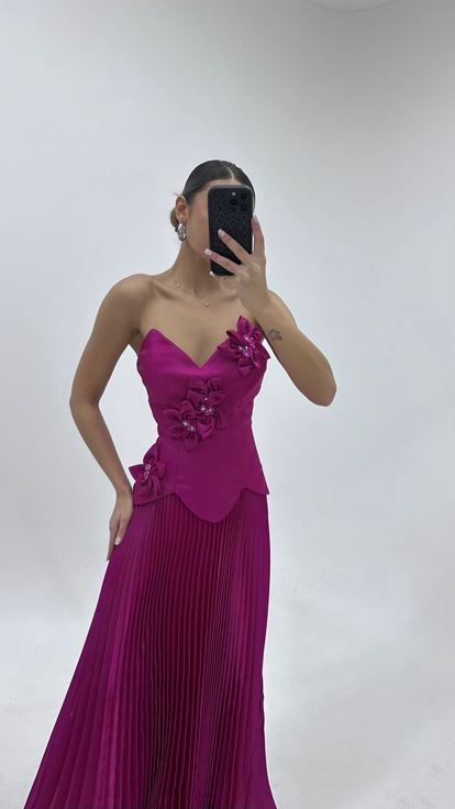 فستان سهرة من الساتان المطوي مزين بنقوش زهرية باللون الفوشيا