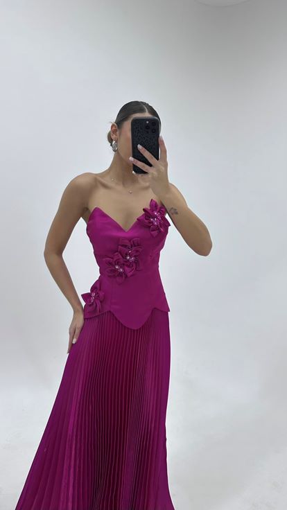 فستان سهرة من الساتان المطوي مزين بنقوش زهرية باللون الفوشيا