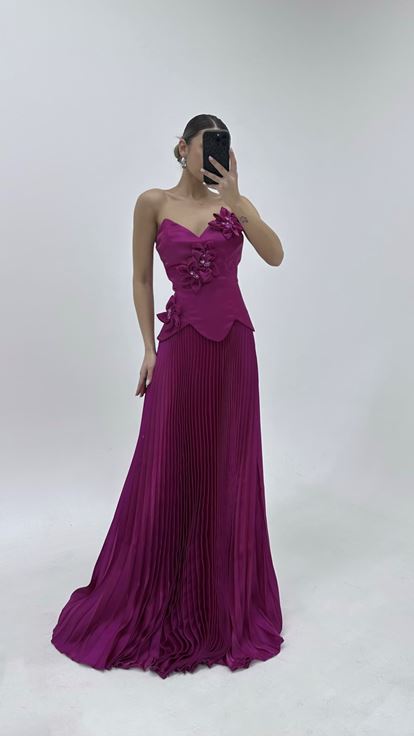 فستان سهرة من الساتان المطوي مزين بنقوش زهرية باللون الفوشيا