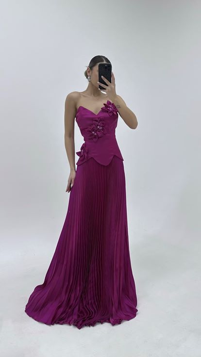 فستان سهرة من الساتان المطوي مزين بنقوش زهرية باللون الفوشيا