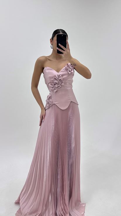فستان سهرة من الساتان الوردي الفاتح المطوي