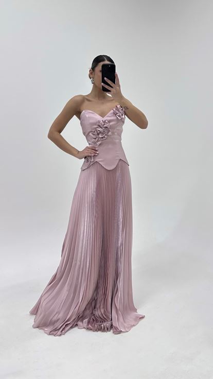 فستان سهرة من الساتان الوردي الفاتح المطوي