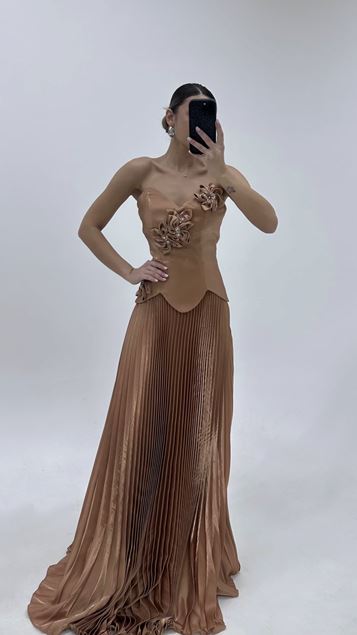 Abendkleid aus milchfarbenem kaffeefarbenem Satin mit Blumenmuster und Plissee