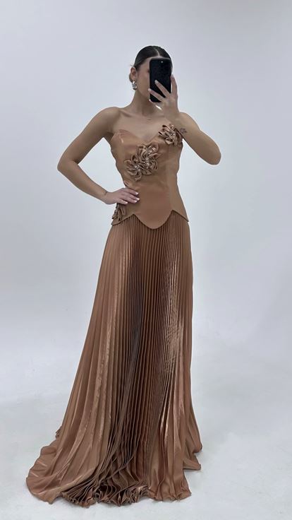 فستان سهرة من الساتان المطوي بنقشة زهور بلون قهوة الحليب