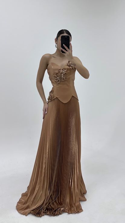 فستان سهرة من الساتان المطوي بنقشة زهور بلون قهوة الحليب