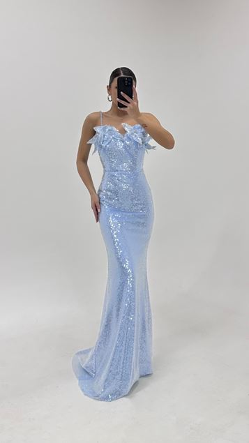 Robe de soirée bleue à sequins avec détails floraux