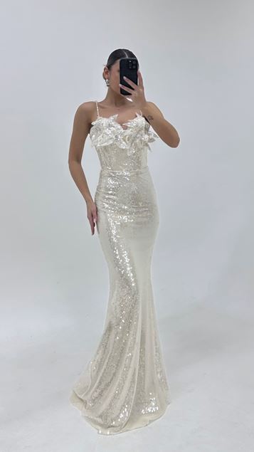 Robe de soirée blanc cassé à sequins et détails floraux