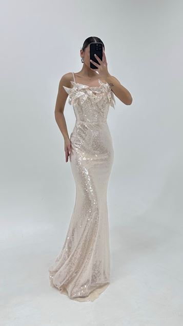 Robe de soirée saumon à sequins et détails floraux