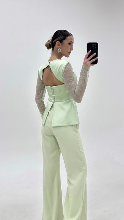 فستان سهرة جمبسوت بلون النعناع بأكمام من الجيبور مزين بحجر