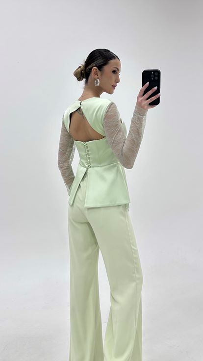 فستان سهرة جمبسوت بلون النعناع بأكمام من الجيبور مزين بحجر