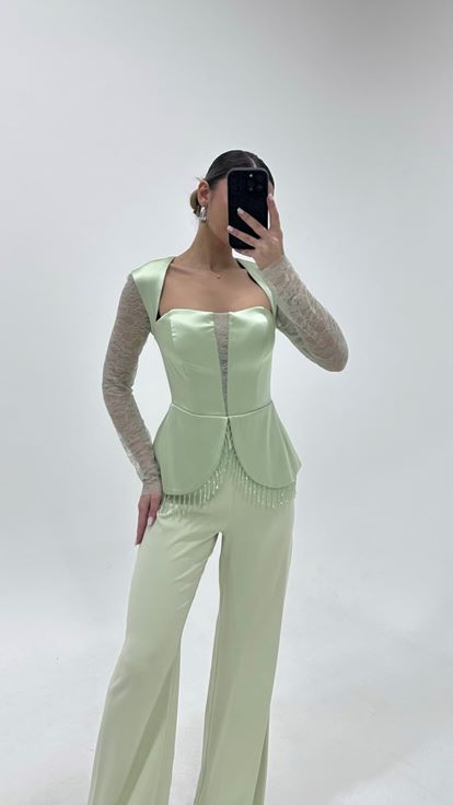 فستان سهرة جمبسوت بلون النعناع بأكمام من الجيبور مزين بحجر