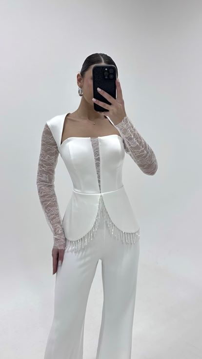 فستان سهرة جمبسوت مرصع بأحجار الراين وأكمام من الدانتيل بلون العظم