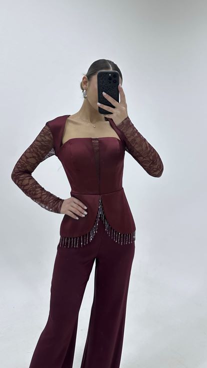 جمبسوت بأكمام من الدانتيل باللون العنابي مزين بالأحجار، فستان سهرة