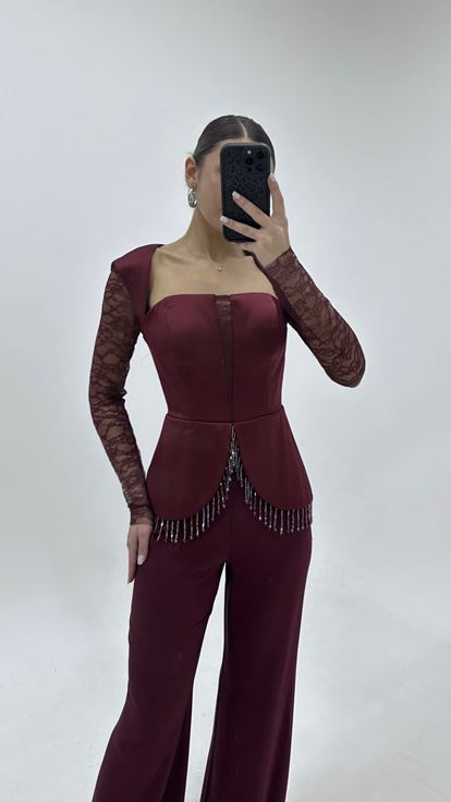 جمبسوت بأكمام من الدانتيل باللون العنابي مزين بالأحجار، فستان سهرة