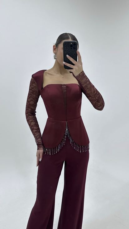 جمبسوت بأكمام من الدانتيل باللون العنابي مزين بالأحجار، فستان سهرة