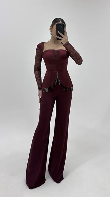 Vestido de noche con mono de encaje burdeos y mangas con adornos de piedras