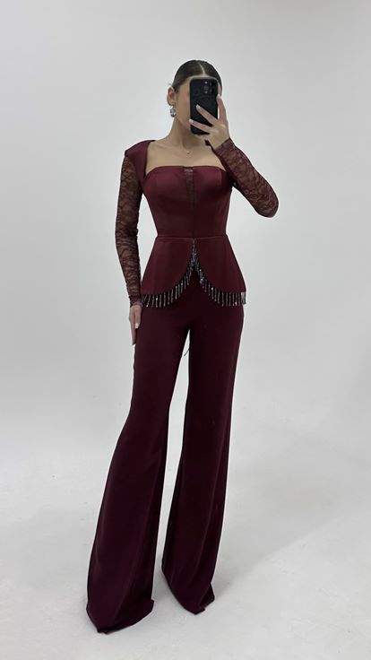 جمبسوت بأكمام من الدانتيل باللون العنابي مزين بالأحجار، فستان سهرة