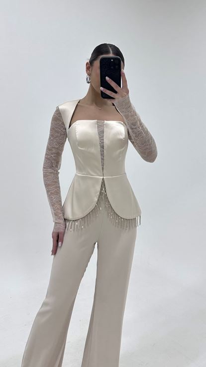 فستان سهرة جمبسوت بأكمام دانتيل مزين بالأحجار