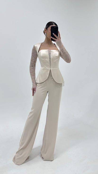 فستان سهرة جمبسوت بأكمام دانتيل مزين بالأحجار