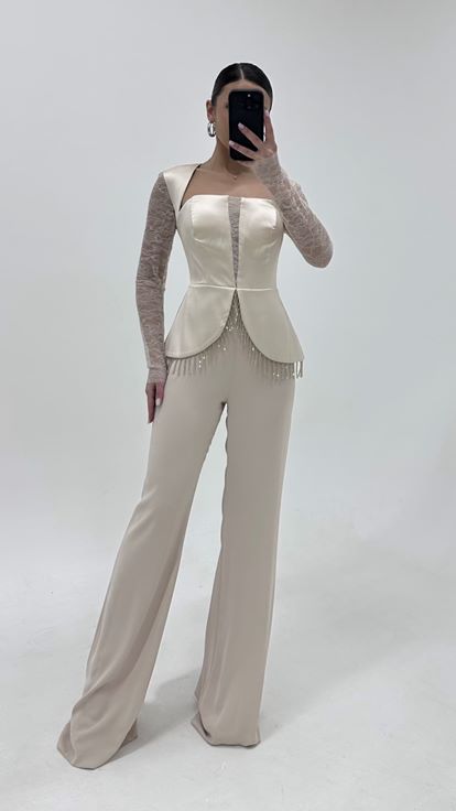 فستان سهرة جمبسوت بأكمام دانتيل مزين بالأحجار