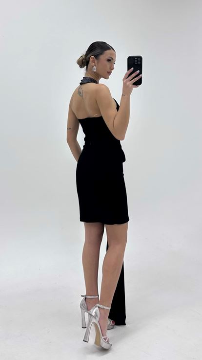 فستان سهرة قصير أسود بياقة هالتر مزين بالأحجار