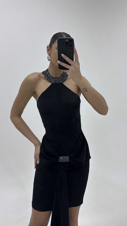 فستان سهرة قصير أسود بياقة هالتر مزين بالأحجار