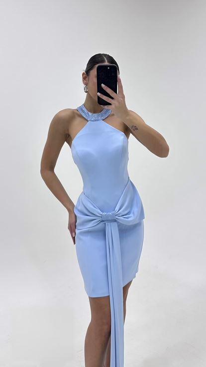 فستان سهرة قصير بياقة هالتر مزين بحجر أزرق