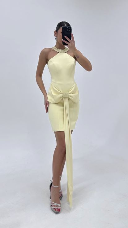 فستان سهرة قصير بلون أصفر زبدة مزين بياقة هالتر
