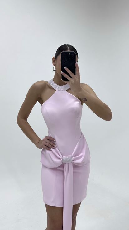 فستان سهرة قصير وردي مزين بياقة هالتر