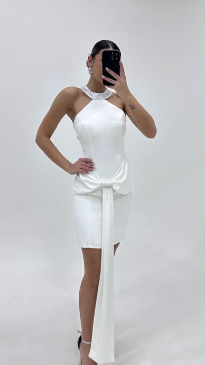 فستان سهرة قصير بياقة هالتر مزين بالعظام