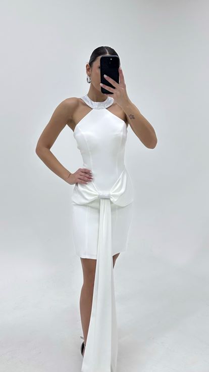 فستان سهرة قصير بياقة هالتر مزين بالعظام