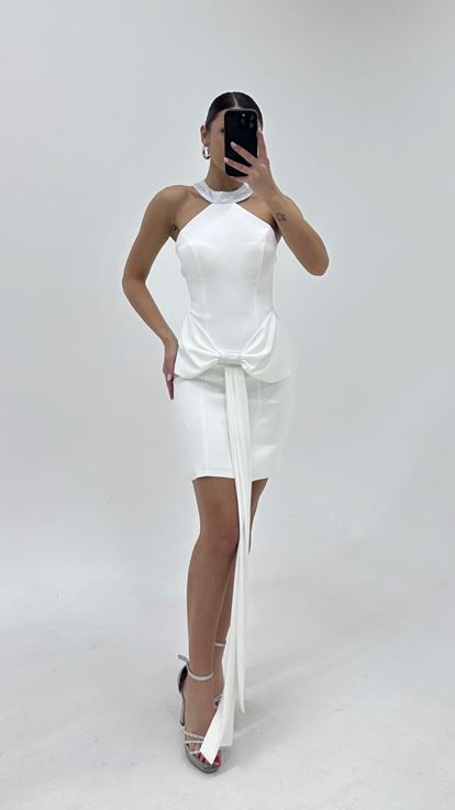 فستان سهرة قصير بياقة هالتر مزين بالعظام