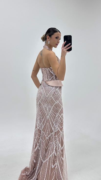 Abito da sera color cappuccino con scollo all'americana e perline