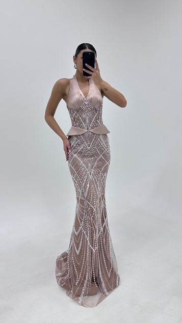 Robe de soirée cappuccino à col halter ornée de perles