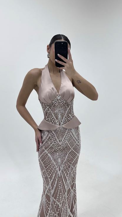 Abito da sera color cappuccino con scollo all'americana e perline