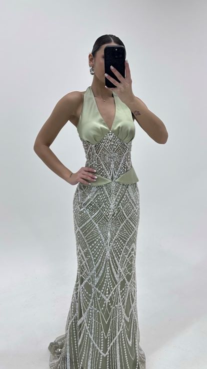 Abito da sera color kaki con scollo all'americana e decorazioni di perline 