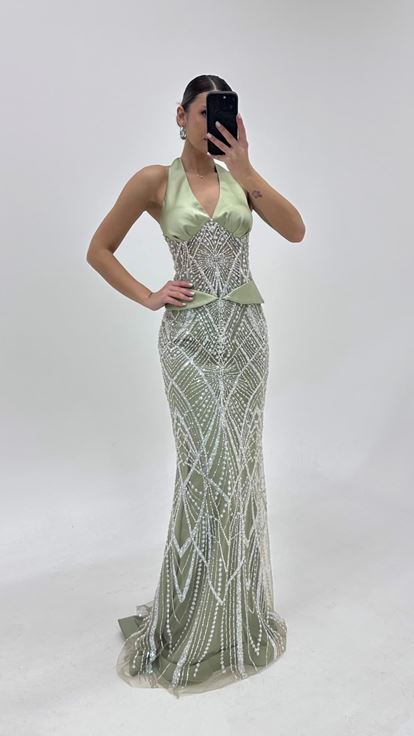 Abito da sera color kaki con scollo all'americana e decorazioni di perline 