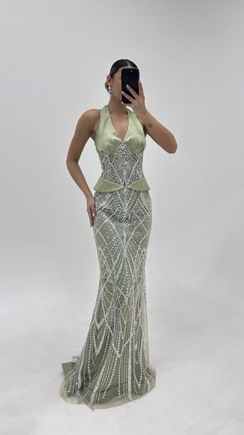 Robe de soirée kaki à col halter ornée de perles