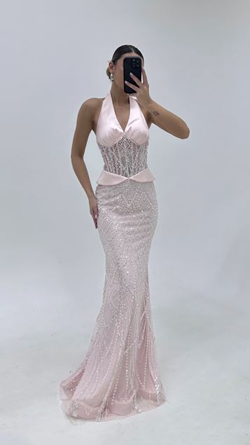 Robe de soirée rose poudré à col halter ornée de perles