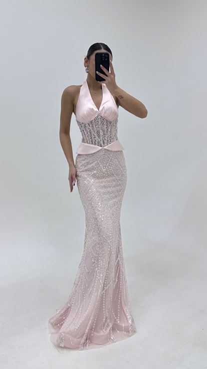 Abito da sera rosa cipria con scollo all'americana e decorazioni di perline 