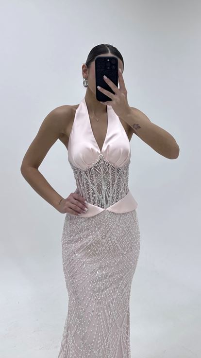 Abito da sera rosa cipria con scollo all'americana e decorazioni di perline 