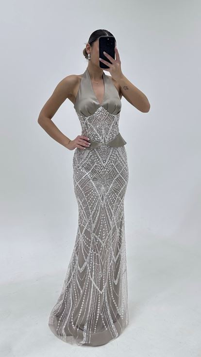 Abito da sera con scollo all'americana e decorazioni di perline color pietra 