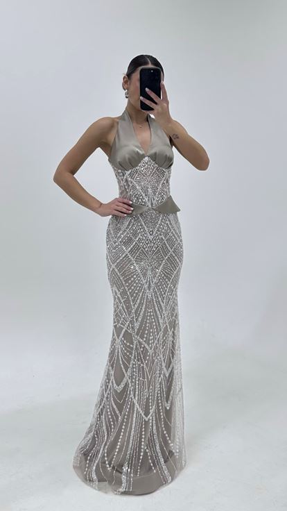Abito da sera con scollo all'americana e decorazioni di perline color pietra 
