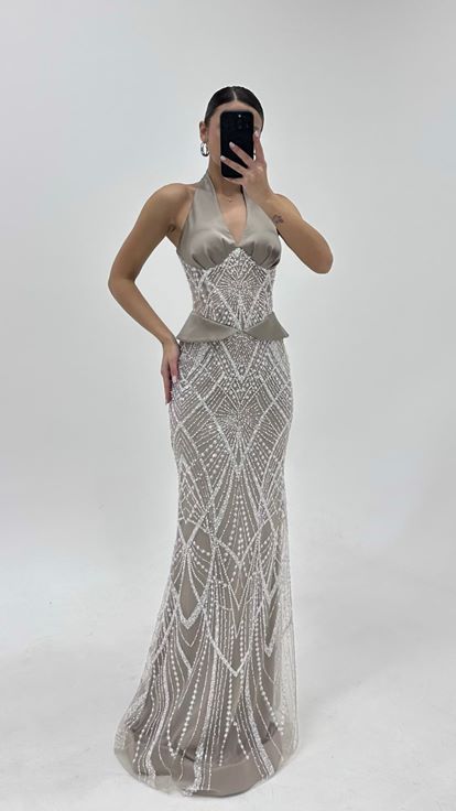 Abito da sera con scollo all'americana e decorazioni di perline color pietra 