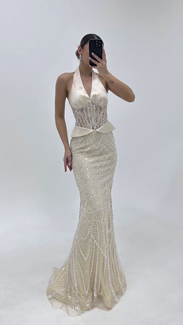 Robe de soirée beige à col halter ornée de perles