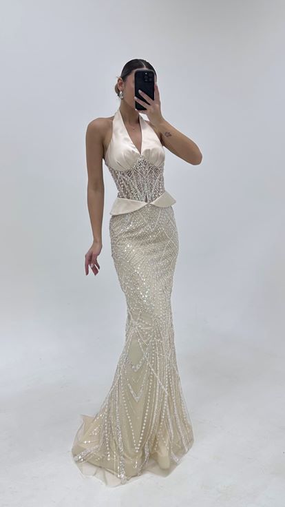 Abito da sera beige con scollo all'americana e decorazioni di perline 